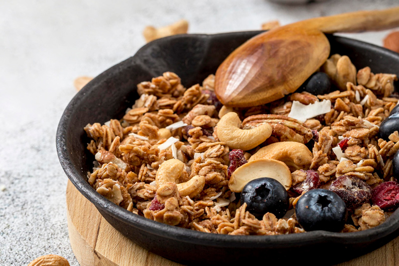 házi granola a tányérban