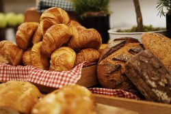 péksütemények az asztalon