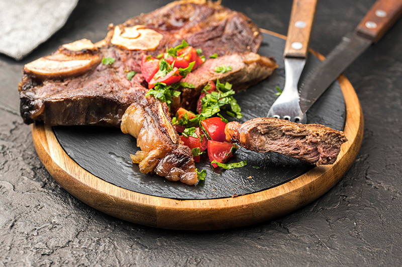 pecsenye az asztalon