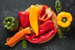 sokféle paprika az asztalon