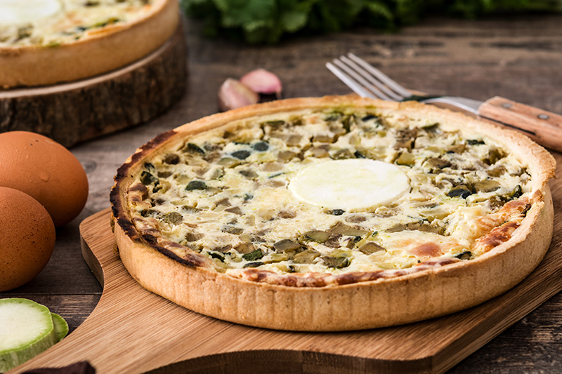 quiche az asztalon