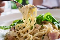 carbonara a tányéron